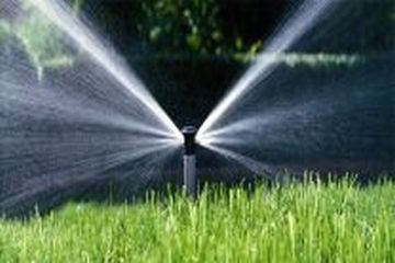 Wassersprinkler als Bewässerungssystem im Garten