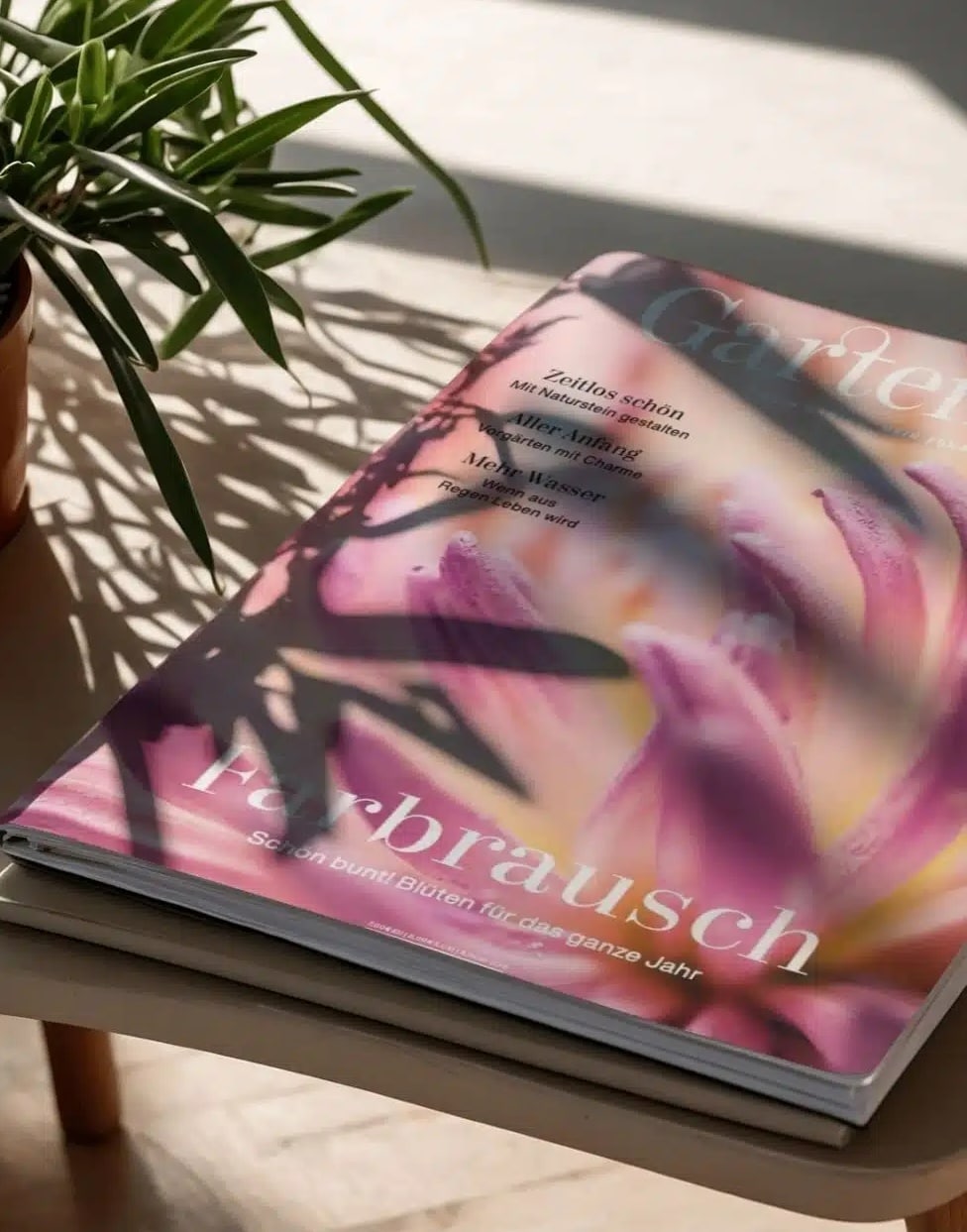 Cover des Magazins GartenArt mit einer Hand und Pflanzenmotiven.